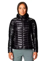 Campera puffer ultraligera con capucha, confeccionada en tejido ripstop reciclado con acabado brillante. Cuenta con cierre frontal, bolsillos laterales con cremallera y puños elásticos. Relleno de plumón de alta capacidad térmica.