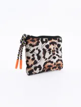 Monedero pequeño color verde con cierre superior y tirador de cordón multicolor.