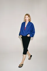 Chaqueta bomber de Zara Woman Collection color azul, con escote en pico, manga larga abullonada con puños elásticos, bolsillos delanteros y cierre frontal cruzado.