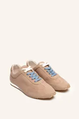 Zapatilla de gamuza color bordó con cordones bicolores, interior de cuero vacuno y suela de caucho blanca y beige.