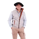 Chaleco capitoneado color gris claro, con cuello alto y cierre frontal con cremallera y botones a presión. Tiene bolsillos laterales ribeteados en marrón y logo bordado en el pecho.