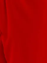 Short de baño rojo con cintura elástica y cordón ajustable.