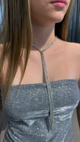 Gargantilla tipo choker de strass plateado con diseño en Y que incluye una tira larga colgante central.