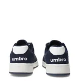 Championes Umbro modelo Block, color azul marino con detalles en blanco. Presentan el logo de Umbro en los laterales y en la lengüeta, y una suela blanca con borde azul marino.