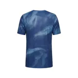 Remera de fútbol Umbro del Club Nacional de Football modelo Press, con diseño estampado abstracto en tonos rojo y azul, cuello redondo y mangas cortas. Cuenta con el logo de Umbro y el escudo del club bordados en el pecho.