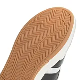 Championes Adidas Grand Court Alpha 00S de color gris, confeccionados en gamuza con las clásicas tres tiras laterales en negro, cordones anchos blancos y suela de goma.