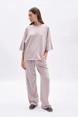 Pantalón deportivo ancho color beige con efecto lavado, de corte recto y tiro alto.