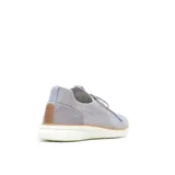 Sneaker de tejido knit color gris, con cordones y suela blanca. Presenta refuerzo en el talón de gamuza con detalle de marca y tirador textil.