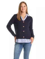 Buzo de punto fino color beige con diseño de camisa incorporada. Presenta escote en V con cierre frontal de botones, mangas largas con puños acanalados y cuello y ruedo con estampado de rayas verticales que simulan una camisa debajo.