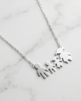 Collar de acero italiano con dije central que representa una familia de cuatro integrantes tomados de la mano.