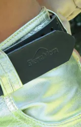 Cinturón unisex de cuero negro con perforaciones a lo largo para ajuste y hebilla metálica.