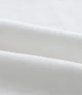 Camisa masculina blanca de lino, modelo boxy, con cuello bowling, manga corta y abotonado delantero.