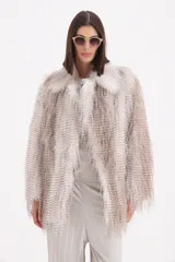 Tapado de textura plumosa en tonos beige y crema, con cuello solapa y cinto ajustable a la cintura.