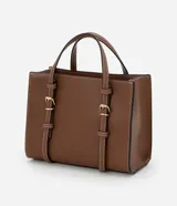 Cartera satchel mediana de color marrón, confeccionada en poliuretano con diseño estructurado, costuras en contraste y herrajes metálicos dorados. Cuenta con doble asa de mano, correas decorativas verticales con hebillas en la parte frontal y una correa larga ajustable y desmontable para llevar al hombro o cruzada.