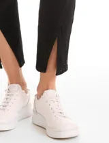 Jean skinny de tiro alto, color azul oscuro, con cierre frontal y botón. Presenta un diseño ajustado con tajos frontales en el ruedo y bolsillos funcionales.