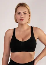 Soutien de microfibra sin costuras, con diseño de breteles anchos y banda elástica reforzada para mayor sujeción. Modelo sin aros ni copas preformadas.