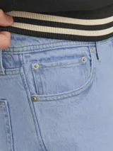 Jean de corte loose fit con tiro alto, confeccionado en tejido de sarga con acabado stonewash. Presenta diseño clásico de cinco bolsillos y cierre frontal con botón.