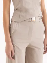 Pantalón wide leg color beige, de tiro medio-alto, con elástico en la espalda y tajos en las botamangas. Incluye cinto con hebilla del mismo tono y pinzas traseras.