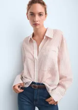 Jean de corte flare con tiro alto, confeccionado en tejido de algodón con un toque de elastano. Presenta cierre de botón y cremallera, trabillas para cinturón y diseño clásico de cinco bolsillos.