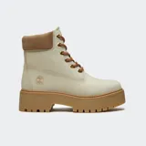 Botas Timberland modelo Stone Street de caña media, color beige con suela de plataforma dentada en color tostado. Presentan cuello acolchado en tono marrón, cierre de cordones con ojales metálicos dorados y logo de la marca grabado en el lateral.