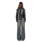 Campera de cuero sintético color negro, con cuello camisero, cierre frontal metálico, bolsillos laterales diagonales y puños con botón metálico.