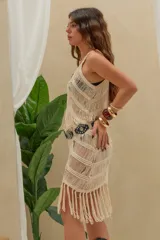 Vestido midi crudo de tejido de punto con patrón en zigzag, tirantes anchos, escote redondo y flecos en el bajo.