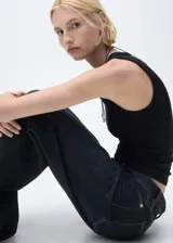 Top sin mangas de cuello redondo, confeccionado en tejido de canalé con ajuste entallado al cuerpo.