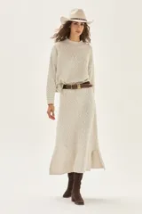 Falda larga de tejido bouclé color crudo, con cintura elástica y aberturas laterales en el bajo.