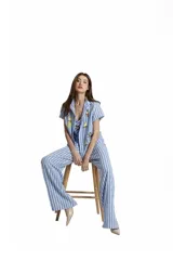 Pantalón de mujer a rayas celestes y blancas, estilo pijama, de silueta relajada, tiro medio y corte recto.