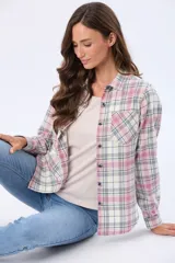 Camisa de viyela a cuadros con cuello camisero, cierre frontal con botones y bolsillo en el pecho. Presenta un diseño de manga larga con puños abotonados y textura suave.