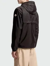 Campera con capucha Moncler modelo Nidge, de color negro, con cierre frontal y cordones ajustables en la capucha.