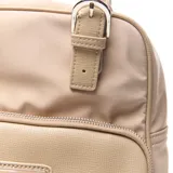 Cartera tipo tote color beige, con doble asa fija, cierre superior y correa de hombro ajustable.