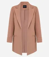 Blazer de sastrería color bordó, de corte oversized y largo, confeccionado en crepé. Presenta solapas clásicas, bolsillos frontales y detalle de pliegues en los puños.