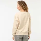 Buzo de cuello redondo en color beige, con diseño estampado frontal de The Rolling Stones que incluye la icónica lengua y labios con textura de cuadros. Presenta mangas largas con puños y ruedo acanalados.