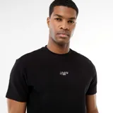 Remera de piqué de algodón color negro, con cuello redondo, manga corta y pequeño estampado en el pecho.