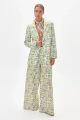 Blazer de lino con estampado floral, corte entallado, largo a la cadera, cuello solapa, un botón central, dos bolsillos delanteros, forro interior y hombros levemente marcados.