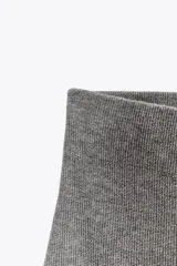 Falda gris de punto, corte recto y largo midi, con cintura elástica.