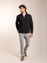 Sweater celeste de algodón y poliéster con cuello alto y cierre parcial con cremallera.