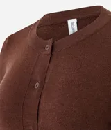 Cardigan de punto color gris, con cuello redondo, manga larga y cierre frontal con botones. Presenta puños y bajo acanalados, con un diseño clásico y versátil.