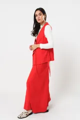 Chaleco rojo sin mangas con escote en V y lazos para anudar.