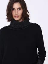 Sweater blanco con cuello alto y puños en color gris.