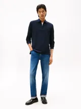 Chomba de manga larga color azul marino, confeccionada en algodón líquido con acabado suave. Presenta cuello de chomba con cierre de cremallera y puños de punto canalé.