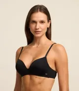 Soutien básico de microfibra color negro, con relleno triangular suave, sin aro, con detalle en los laterales, espalda doble y tirantes finos regulables. Marca Lov.