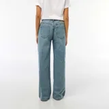 Pantalón de jean estilo baggy con tiro bajo, corte amplio y recto en las piernas, con cierre frontal y bolsillos clásicos.