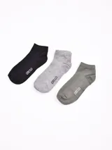 Pack de tres pares de medias tobilleras de tejido liso. Incluye un par azul marino jaspeado, un par blanco liso y un par beige con la palabra "GREGO" estampada.