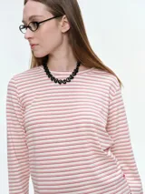 Remera de manga larga con cuello redondo, confeccionada en tejido de algodón con estampado de rayas horizontales finas en tonos gris y azul.