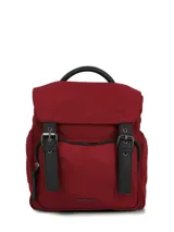 Mochila urbana Hush Puppies color bordó, con solapa superior, manija de mano y correas ajustables. Presenta detalles en cuero sintético negro con hebillas decorativas y cierre frontal.
