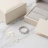 Anillo de plata 925 con diseño de cinta formado por pequeños corazones unidos.