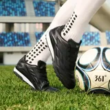 Championes de fútbol Ms Professional Soccer, color blanco con detalles en negro, gris y un toque de amarillo. Cuentan con suela con tapones cortos ideal para césped sintético.
