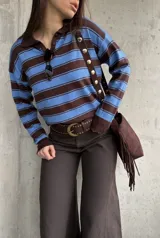 Sweater liviano de punto con diseño polo, cuello y puños en color marrón chocolate, y rayas horizontales alternadas entre azul y marrón. Cuenta con mangas largas y botones en el escote.